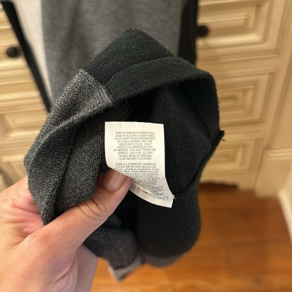 Colorblock V-Neck Sweater - Picture 5 of 6